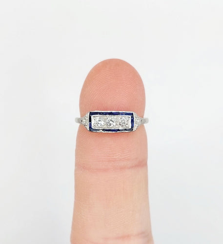 Bague 49 Bague jarretière art déco, platine diamants et saphirs calibrés 58 Facettes A02496