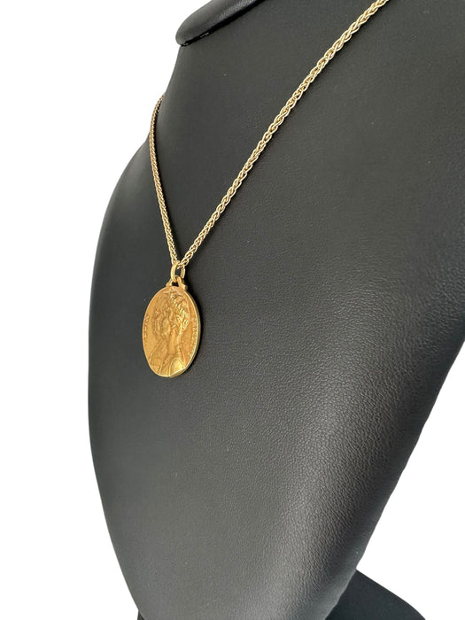 Yellow gold medal pendant by René Cliquet Grand Dukes and Grand Duchesses of Luxembourg