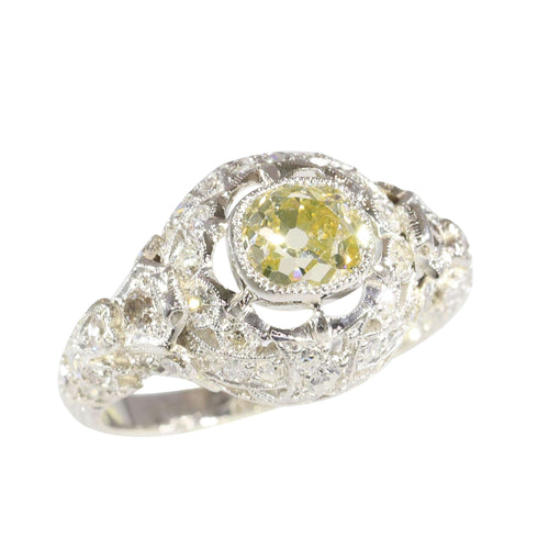Bague 53 Bague édouardienne en platine avec diamant jaune fantaisie – Un écho dentelé à l'élégance des années 1920 58 Facettes 25115-0280