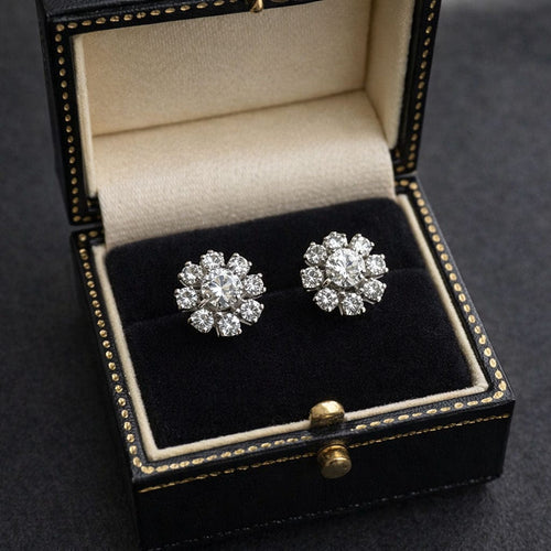 Boucles d'oreilles Boucles d'oreilles style rosette en or blanc et diamants 58 Facettes 50385