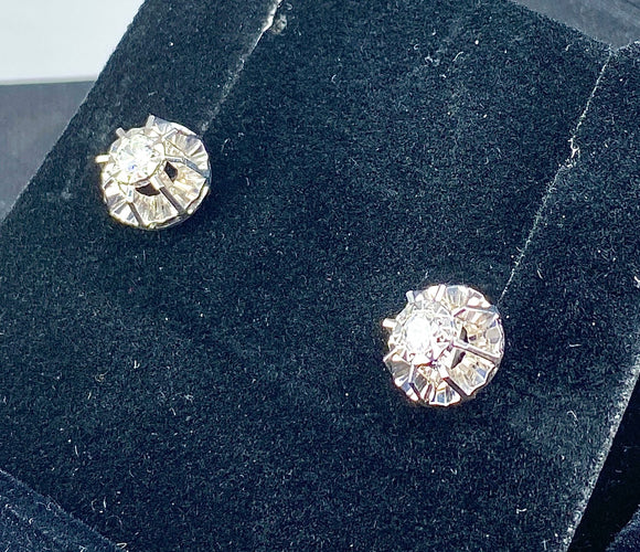 Valkokultaiset ja timanttiset korvakorut 