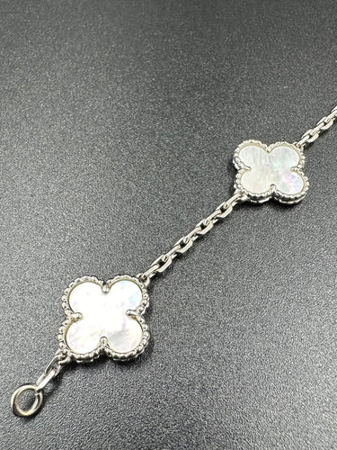 Bracelet VAN CLEEF & ARPELS. Collection "Alhambra Vintage", bracelet or blanc 18K et nacre 58 Facettes