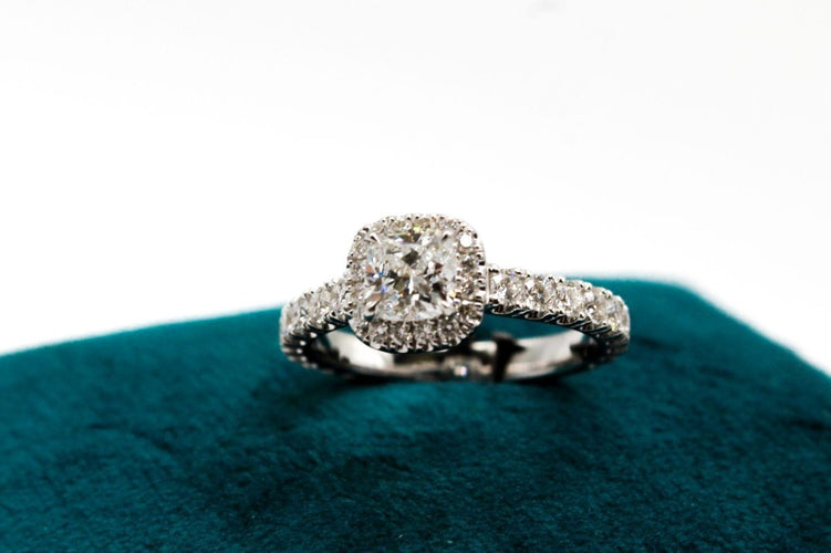 白金戒指，钻石及钻石镶嵌 