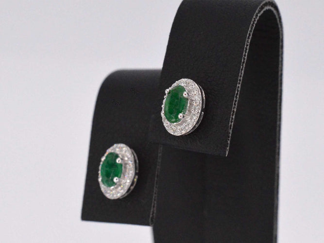 Boucles d'oreilles Boucles d'oreilles en or blanc avec diamants et émeraude 58 Facettes 2015