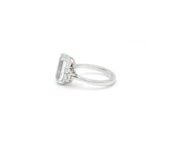 Bague Bague en or blanc avec une aigue-marine de 4,10 ct et des diamants de 0,35 ct 58 Facettes 14314