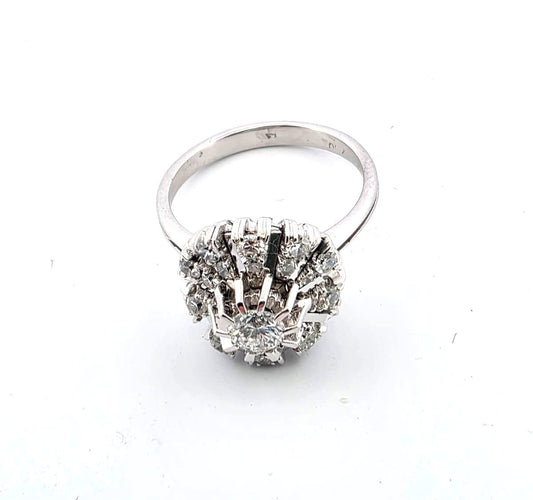 Bague 53 Bague en or blanc avec diamant central et diamants environnants 58 Facettes