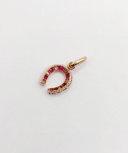 Pendentif Pendentif fer à cheval or rose, diamants et rubis (circa 1900) 58 Facettes A06034