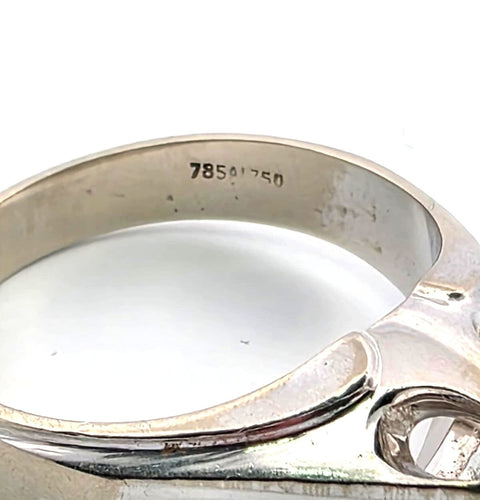 白金戒指镶钻石 