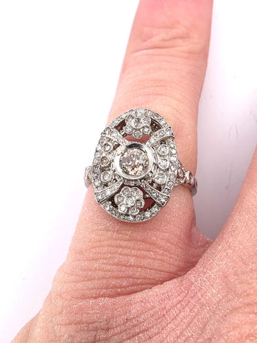 Bague 52 Bague en platine avec diamant central et diamants environnants 58 Facettes