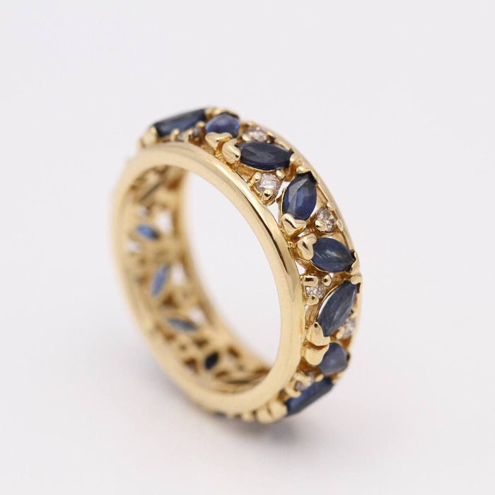 Anillo de oro con zafiros y diamantes.