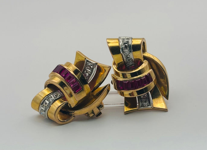 Boucles d'oreilles Boucles d'oreilles en or serties de diamants et de rubis, style chevalier 58 Facettes 50223