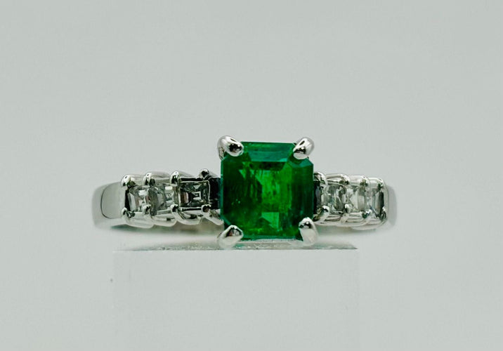 Bague 54 Bague en or blanc avec émeraudes et diamants 58 Facettes 50301