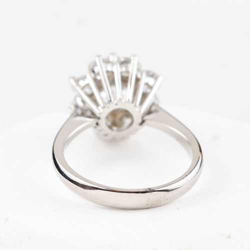 Bague Bague rosette avec diamant central et halo de diamants en or blanc 18 carats 58 Facettes 136043