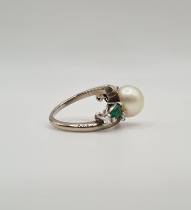 White gold ring set with a cultured pearl, diamonds and emeralds