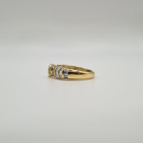 Bague 54 Bague or jaune, diamant rond et diamants baguettes 58 Facettes