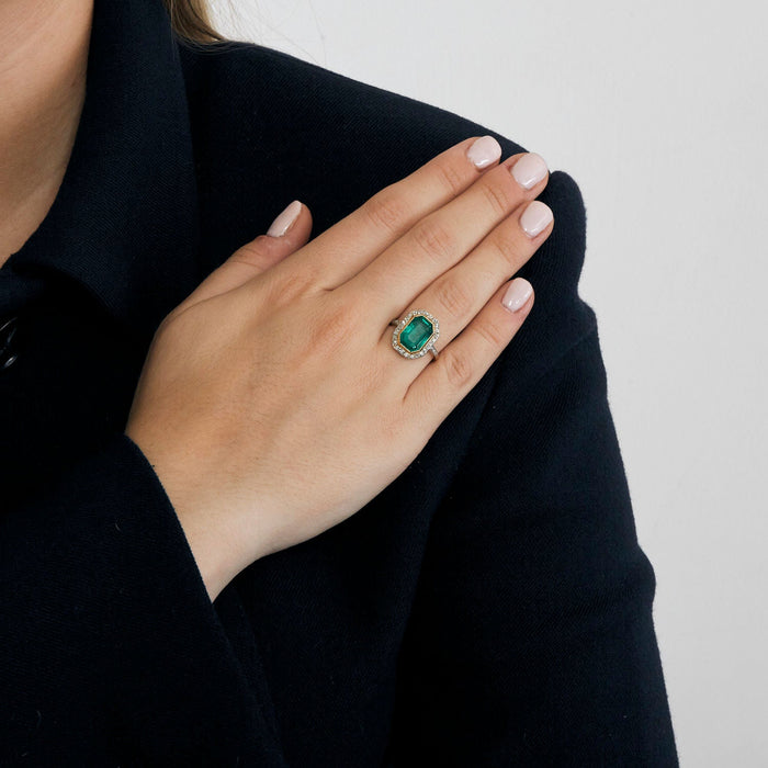 Platina en geelgouden ring met smaragd en diamant