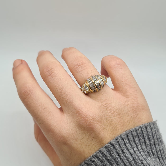 Ring aus Gelbgold, besetzt mit runden Diamanten und Baguettediamanten