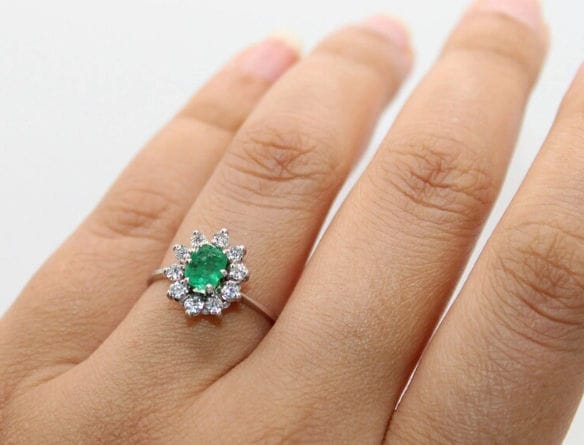 Bague 54 Bague Marguerite or gris ornée d'une émeraude et de diamants 58 Facettes