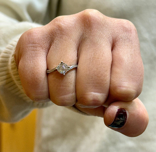 Bague 54 Solitaire ondulé en or blanc et diamants 58 Facettes