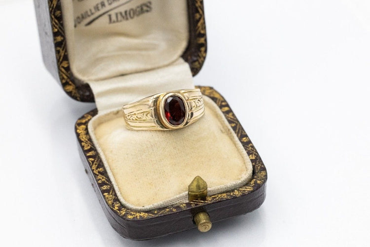 Unique yellow gold ring with a garnet, turn of the 19th/20th century 58 Facettes 11244