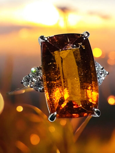 Gullring, Spessartitt-granat på 6,40 ct, 6 diamanter