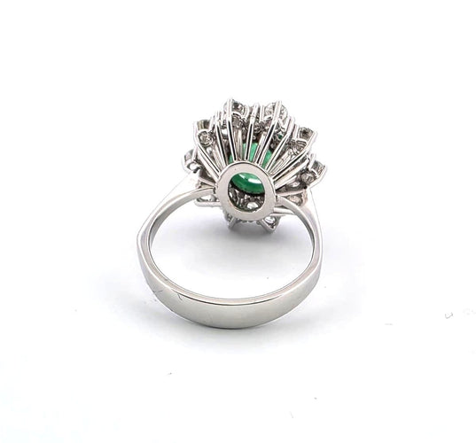 Bague 52 Bague en or blanc avec émeraude centrale et diamants 58 Facettes
