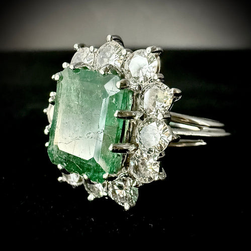 Bague 56 Bague or blanc sertie d'une émeraude de 4 carats entourée de 2,40 carats de brillants 58 Facettes