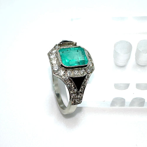 Bague 52 Bague Art Déco en platine avec onyx, diamants et émeraude. 58 Facettes 50389