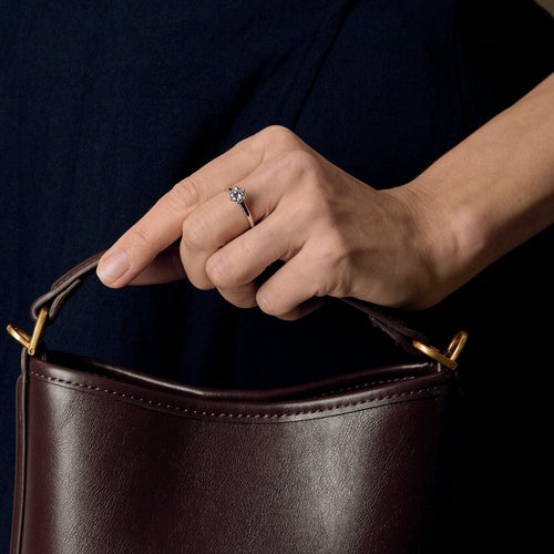 Bague 58 Bague solitaire en or gris et diamant 1 carat environ 58 Facettes MON0828X4