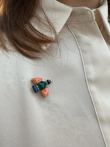 Broche CARTIER - Broche Oiseau, Or Jaune, Corail Rose, Chrysoprase, Rubis, Email Bleu 58 Facettes