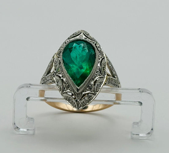 Bague Bague en or blanc et platine, émeraude naturelle en forme de poire sertie de diamants. 58 Facettes 50160