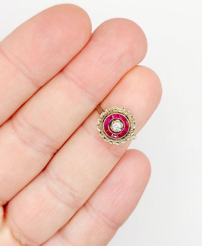 Bague 48 Bague fleur art deco or rose 18k ornée d'un diamant taille brillant entouré de rubis calibrés dans une monture finement travaillée (circa 1920) 58 Facettes A04432