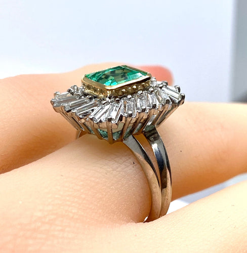 Bague 51 Bague en or jaune et platine, émeraude et diamants baguettes 58 Facettes AB619