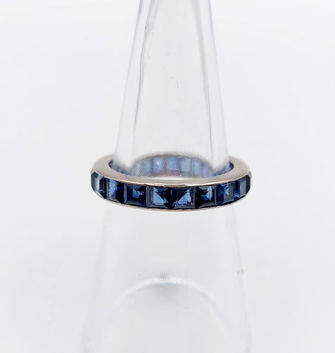 Bague 51 Alliance américaine or blanc, saphirs bleus calibrés synthétiques (circa 1950) 58 Facettes A06111