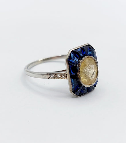 Bague 53.5 Bague Art Déco or blanc, saphir jaune naturel, saphirs calibrés synthétiques et diamants taille roses (circa 1930) 58 Facettes A05730