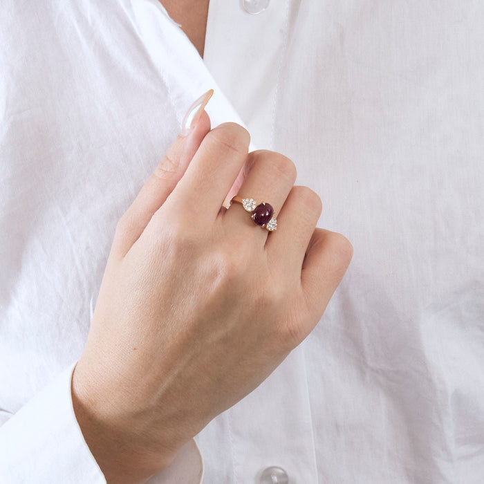 Anillo de oro rosa con rubíes y diamantes