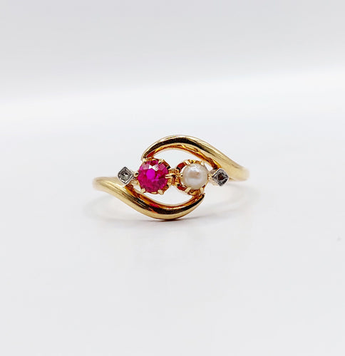 Bague 56.5 Bague toi et moi art nouveau or jaune, rubis synthétique, perle et diamants 58 Facettes A05749