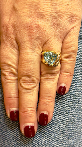 Bague Bague en or jaune 18 carats et topaze bleue 58 Facettes