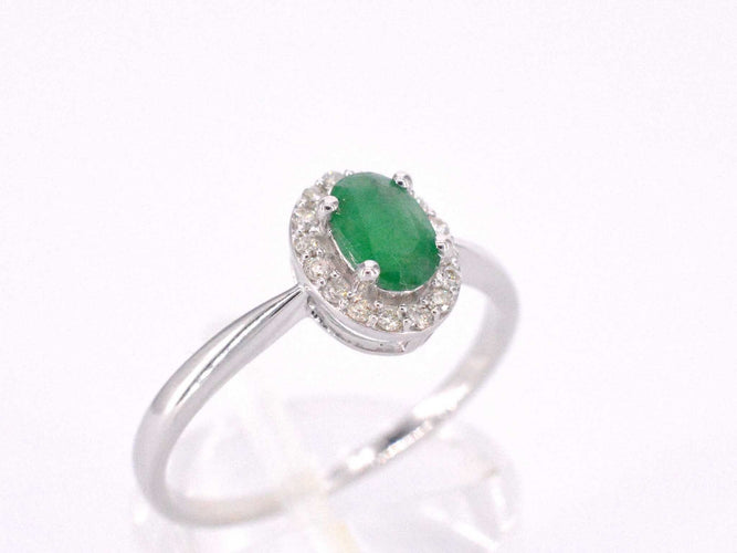 Bague 54 Bague entourage en or blanc avec diamants et émeraude 58 Facettes 2012