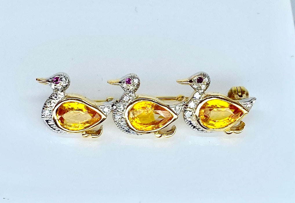 Broche or, 3 canards en saphirs jaunes , diamants et rubis 58 Facettes AB455