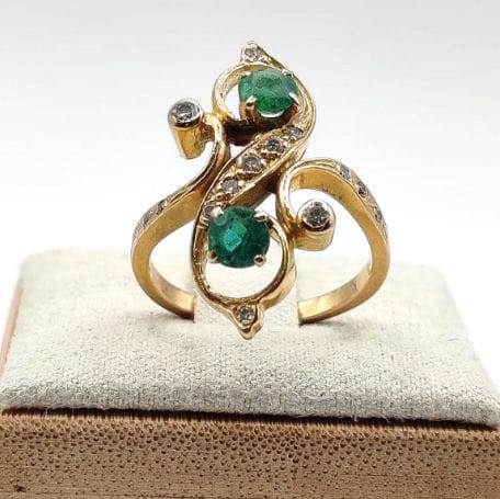 Bague 52 Bague Toi & Moi en or jaune ornée de deux émeraudes et torsadée de diamants 58 Facettes