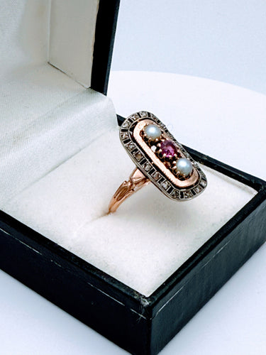 Bague 54 Bague XIXème en or rose sertie de rubis, perle et diamant 58 Facettes