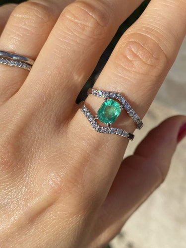 Bague 58.5 Bague en or blanc 18K sertie d’une émeraude et diamants 58 Facettes