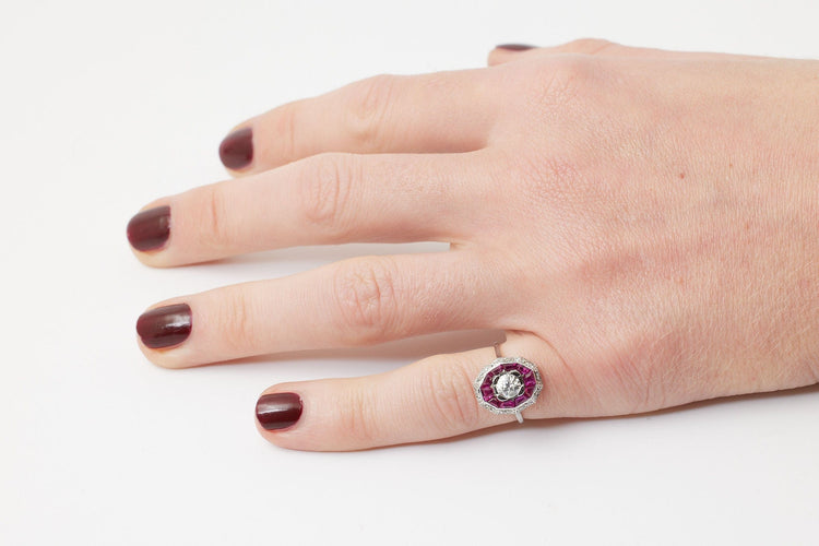 Bague 51 BAGUE ART DECO RUBIS CALIBRES ET DIAMANTS OR GRIS 18K 58 Facettes