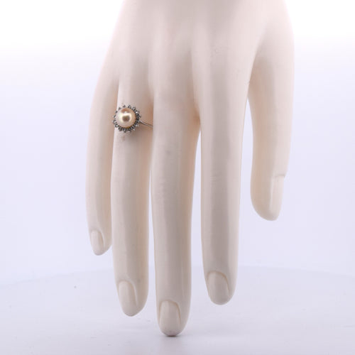 Bague 53 Bague en or blanc avec perle naturelle et diamants 58 Facettes