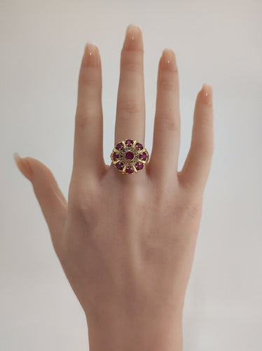 1950年代18K黄金圆顶戒指，镶嵌粉色蓝宝石和钻石 