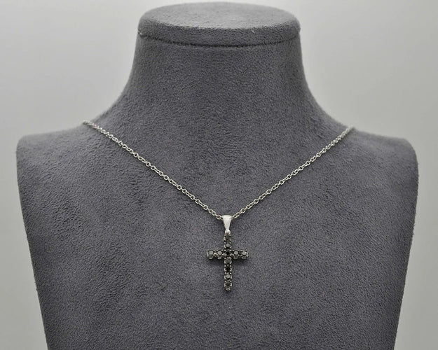 Collier Collier en or blanc 18 carats avec pendentif croix et diamants noirs 58 Facettes 10428