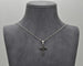Collier Collier en or blanc 18 carats avec pendentif croix et diamants noirs 58 Facettes 10428