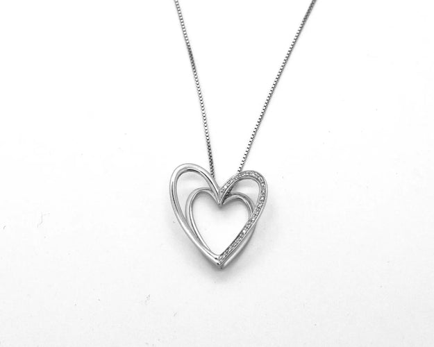 Collier Collier en or blanc 18 carats avec pendentif en forme de cœur et diamants naturels de 0,22 carat. 58 Facettes 4726