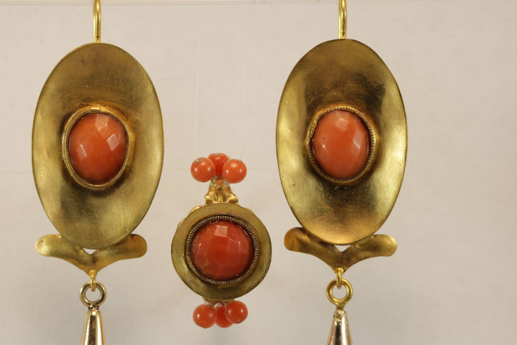 Bague Boucles d'oreilles et bague en or jaune corail antique 58 Facettes 7694